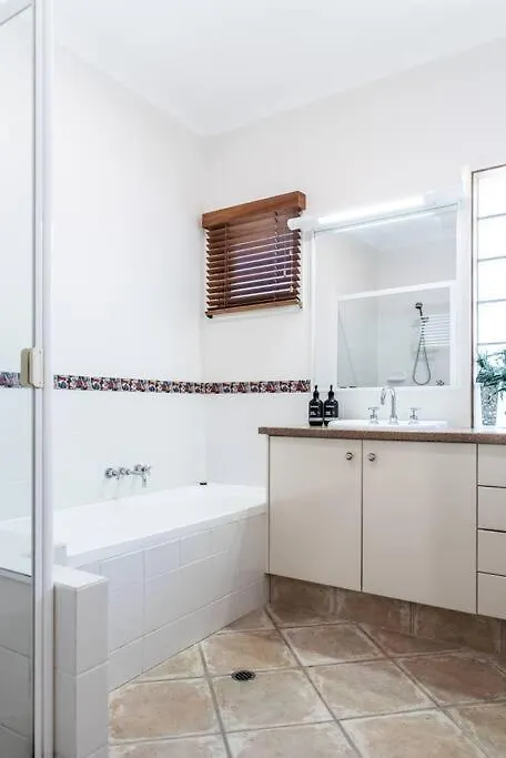 بيت للعطل The Seahorse ~ Family & Pooch Friendly Home نوسافيل